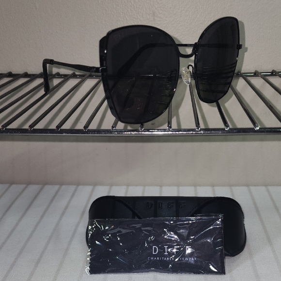 Diff Eyewear Sleek Black Sunglasses - Picture 1 of 10